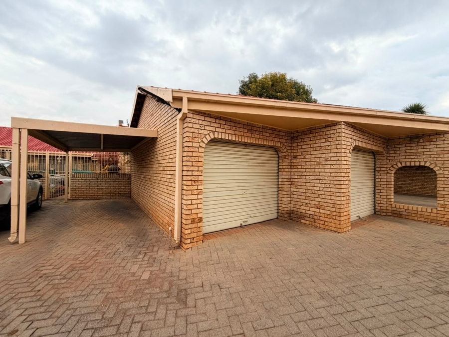 3 Bedroom Property for Sale in Kannoniers Park North West
